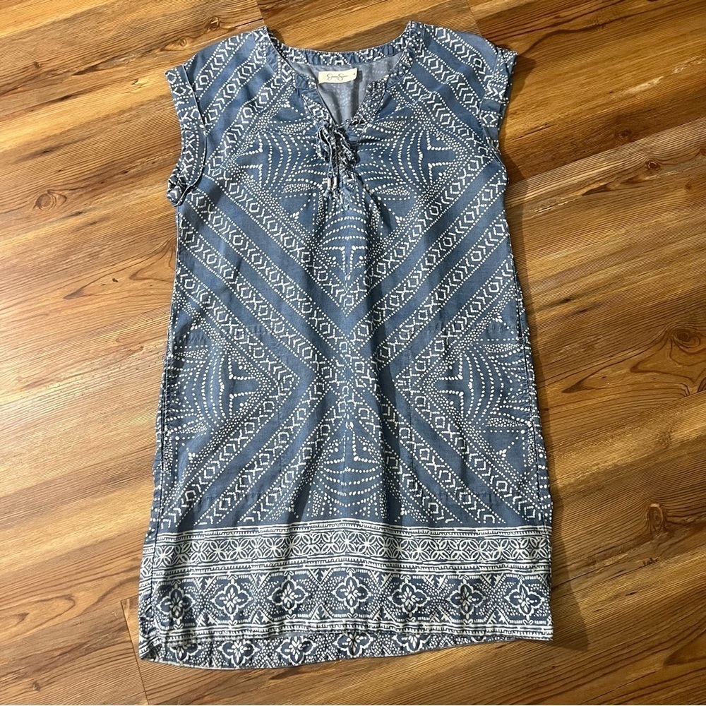 Jessica Simpson printed dress, soft denim feel, size M, pockets, 20” ptp,L 33”